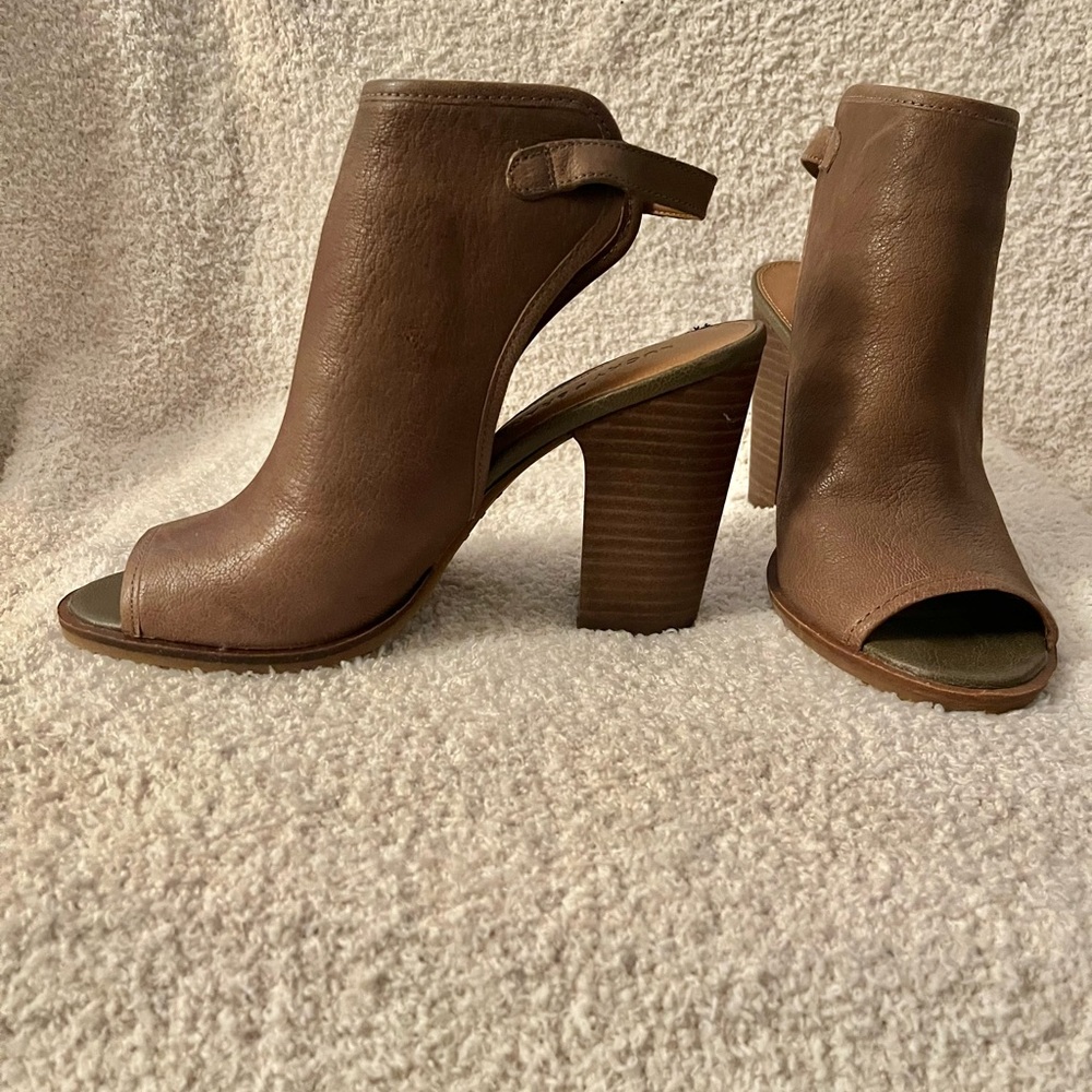 New never worn Leather Lucky Brand peep toe bootie sandal